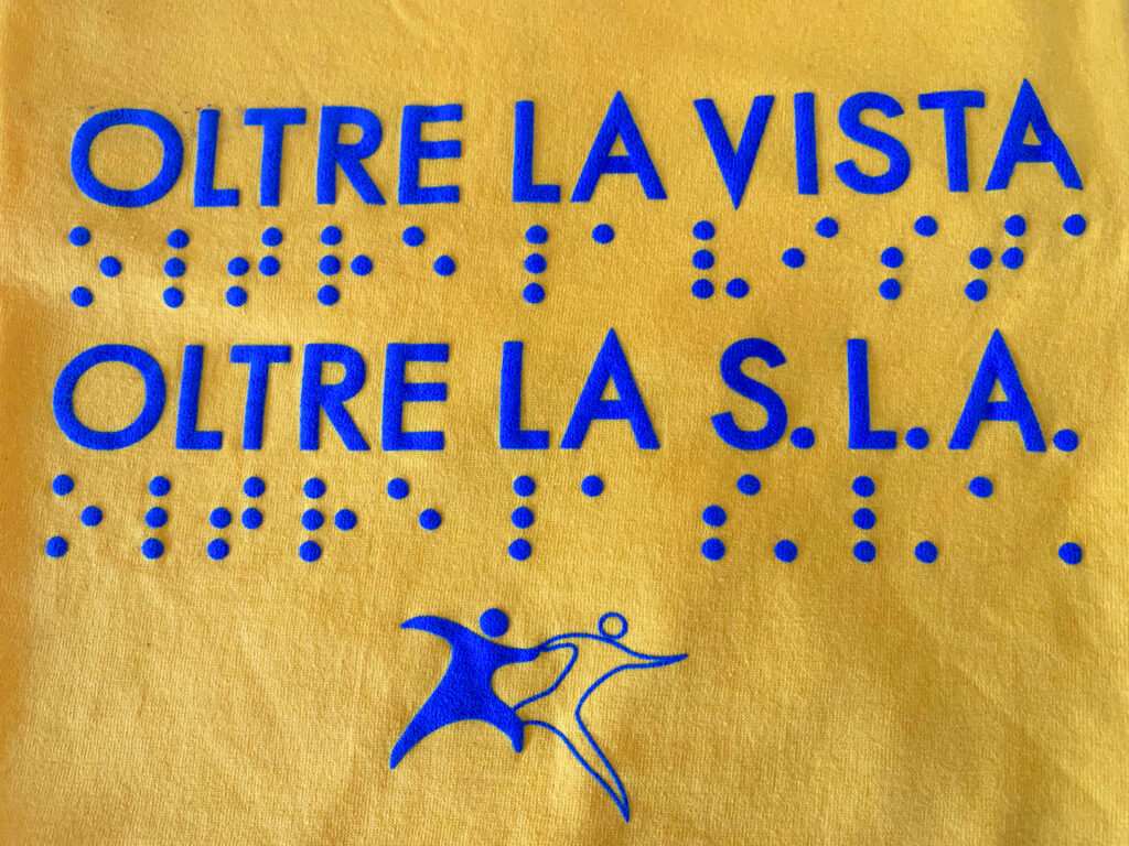 Dettaglio della stampa in rilievo sulle T-shirt leggibili dagli ipovedenti